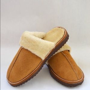 Brown slippers with white fur